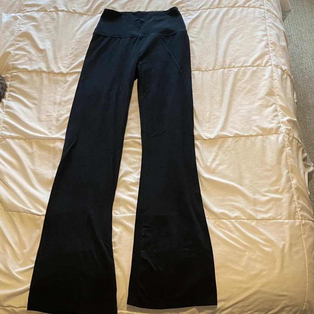 aerie Black Boot Cut Flare Yoga Pants - Picture 1 of 4
